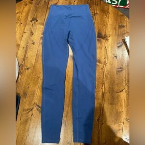 Alphalete Cross Waist Laser Cut Leggings Small